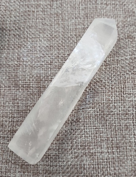 Long, thin polished quartz prism - Image 4