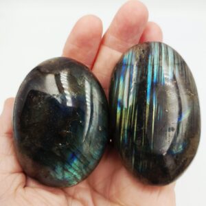 Labradorite gallet with beautiful blue/green flashes, 5-6cm